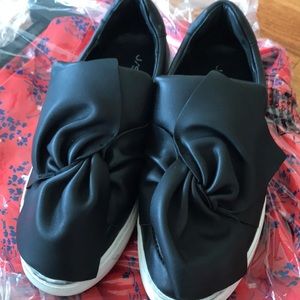 Platform slides with bow detail